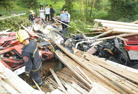 车祸瞬间父亲保护儿子 重型货车侧翻后冲出高