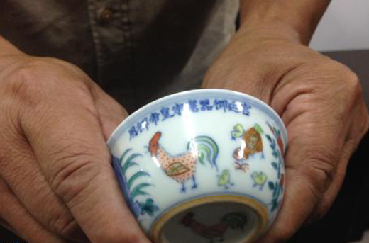 <em>6亿元鸡缸杯被盗</em>为仿品?失主哭晕在卫生间(多