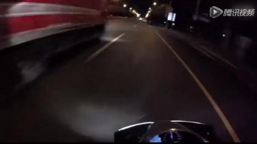 男子骑<em>摩托13分跑</em>完<em>二环</em> 多次变换车道一路超