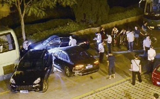  女子吵架连撞6车  受害车主:奥迪车发狂了一样