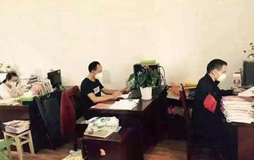 <em>师生戴口罩上课</em>谁之过?有老师称对臭味司空见