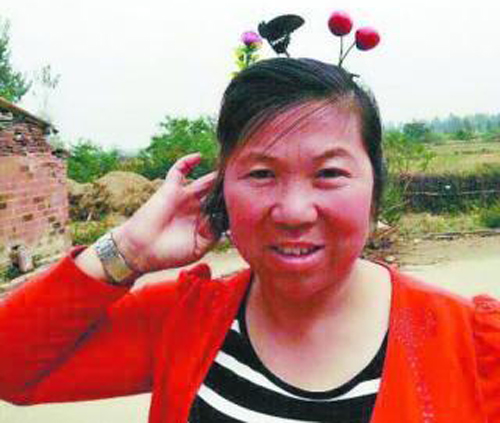  卖萌草吸引到蝴蝶 逆天了 蝴蝶嗅着花香姿态沉