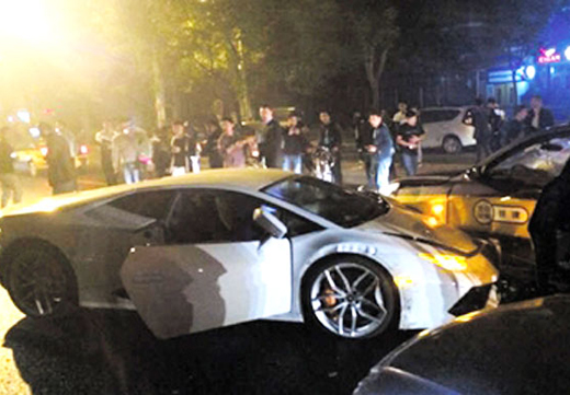  兰博基尼连撞8车 致1伤 司机酒驾并超速行驶(图