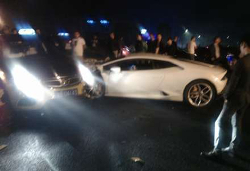  兰博基尼连撞8车 致1伤 司机酒驾并超速行驶(图