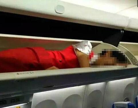 昆明航空回应空姐被塞进行李架:属个人行为▏