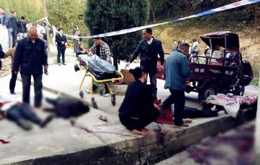  三轮侧翻致7死 现场图 3名伤者正在医院救治中