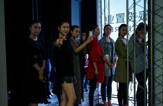  超模大赛拒绝整容  业内:女模特并非胸围越大越