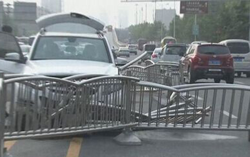  开车撞毁护栏 后 睡着 惊呆交警 伏方向盘上表情