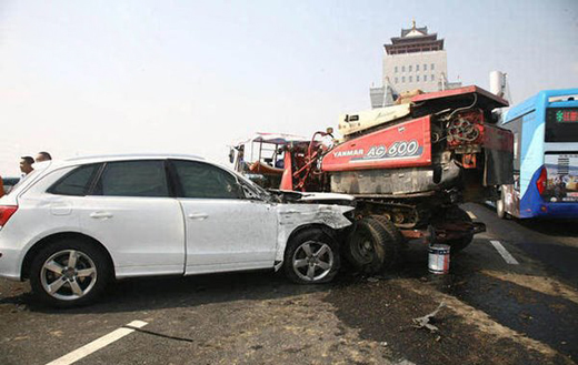 开车 自拍撞上收割机  网友:司机千万别瞎臭美(图