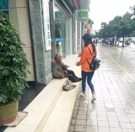  女孩跪地喂老人 真相曝光! 摆拍、作秀是无稽之