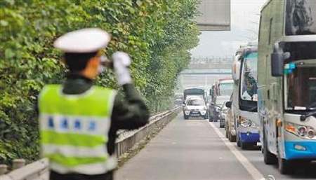 开奔驰23次占应急车道被重罚 正常车道畅通时