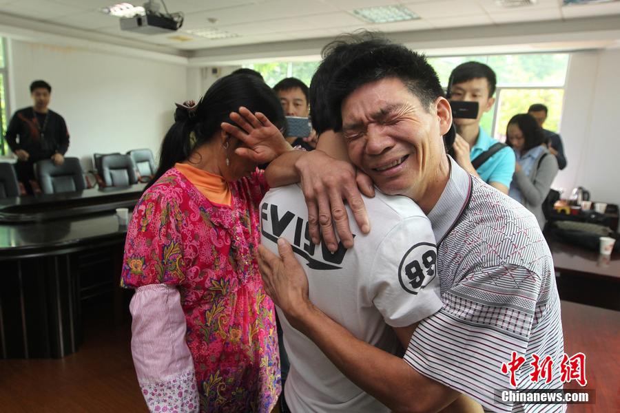  凭记忆确定被拐 :在养父母家被吊起来 用木头或