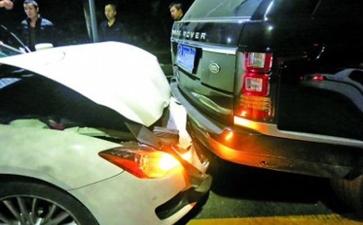  开豪车追尾路虎  玛莎拉蒂引擎盖翘起司机鼻子