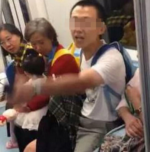  男子上海地铁吐痰  被指责后猛喷污言秽语(多图