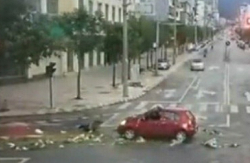  大妈被撞爬起 淡定 捡菜  被撞飞数米白菜撒一地