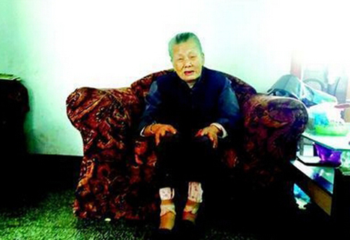  老人长黑发换新牙  戏称:可能是年轻时野菜吃得