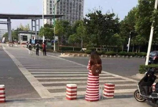  女生与隔离墩撞衫 自称 闹心 这画面真是美绝了