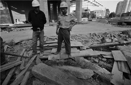  工地现汉阳铁厂碑  覆盖厚厚灰土躺在渣土堆中