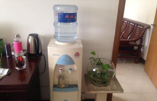  中学收学生水费 不开票 每人每学期水费50元▏