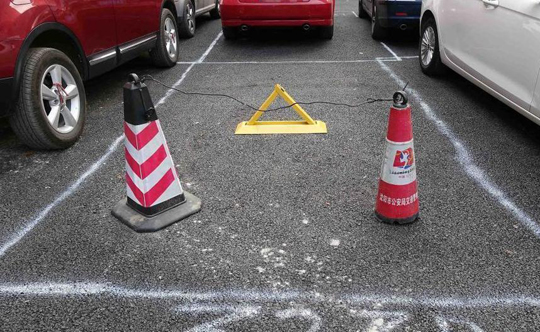  沈阳车主停车圈地  空位安装地锁、隔离锥惊呆