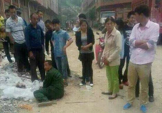  偷车贼装疯卖傻 吃石子树叶 围观路人表情无辜