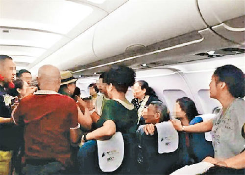 3名中国游客被请下飞机 因小事在飞机上辱骂推