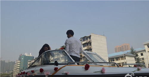  驾快艇上街求婚 大呼 我爱你 被拒后只好离开(图