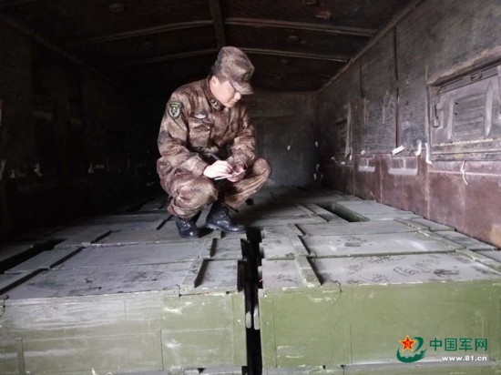  弹药押运兵办婚礼  火车站台举办短短15分钟(高