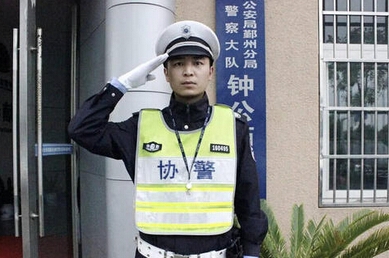  宁波现高颜值交警 :工作照、生活照、耍酷照大
