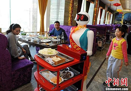 山西一餐厅雇机器人传菜 可代替两人劳动力(图