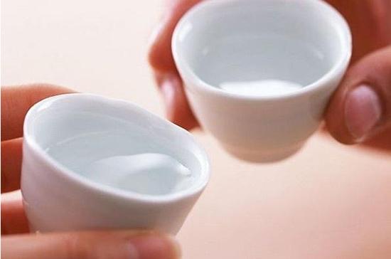  姑娘喝两斤白酒 心跳骤停 网上酒量最好的竟然