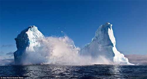  巨大冰山海上解体  震撼如海啸吓尿摄影师(组图