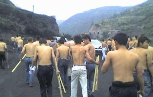 15岁 少年遭围殴 致死 可笑的是原因竟是 染 了紫