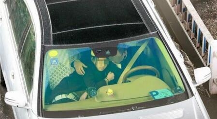 杭州情侣搂抱开车:真是玩命的秀恩爱 盘点明星车震门事件