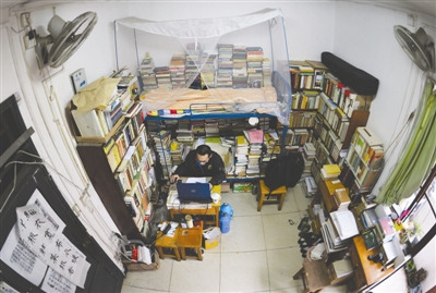 研究生收集2000本书堆寝室 被称宿舍图书馆