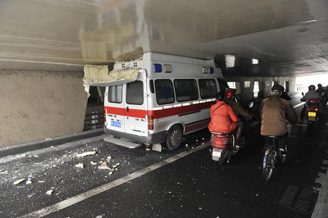 救护车被卡桥下车顶遭削 轮子放气仍出不来(图