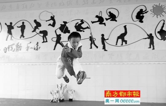 小学生一秒跳绳7.3下(图) 老师详解跳绳提速秘