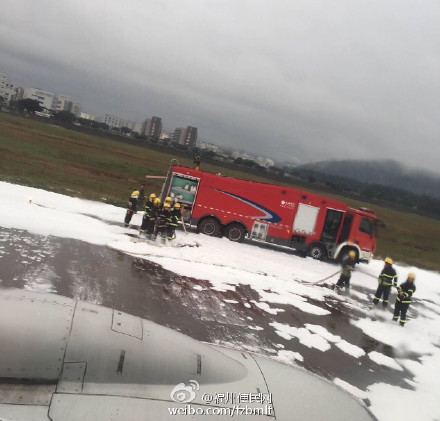 福州飞机着火拖回(组图) 救火现场:一片白沫▏
