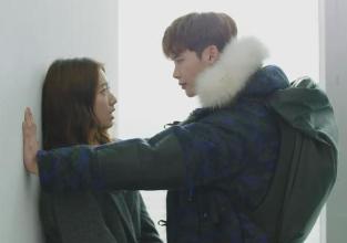 男子学偶像剧壁咚强吻美女同事 被美工刀划伤