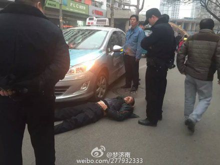 男子躺车前碰瓷失败 赖地不起诬陷警察(图)