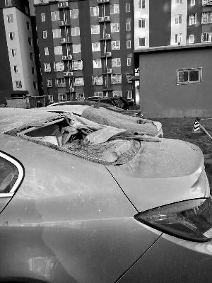 北京朝阳一小区化粪池爆炸 砖头砸进私家车(图