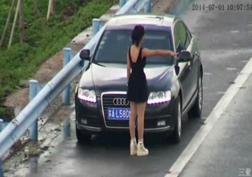  美女租豪车 高速 诈骗 (图) 可怜楚楚、性感热辣上
