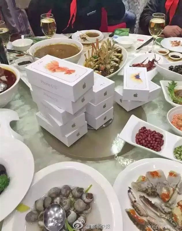  同学聚会送手机  系红领巾聚会 每部6S都刻字留