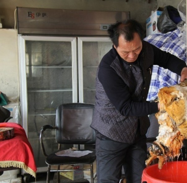  农民获140斤太岁 (组图):开价1斤几千元也嫌少