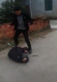  曝男子打老人作乐 (图):老实一点,躺好就不打▏