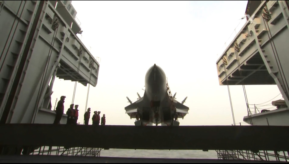 辽宁舰机库曝光 组图揭秘歼15入库:双翼折起