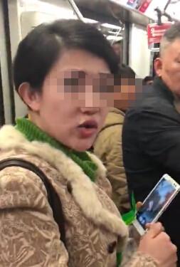 女子地铁上吃凤爪吐残渣被指责 舌战乘客飙脏