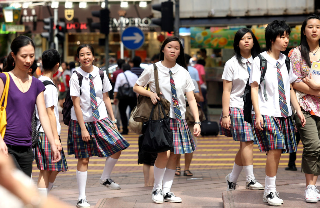 福州学校两套校服880元 中日韩港台校服对比照