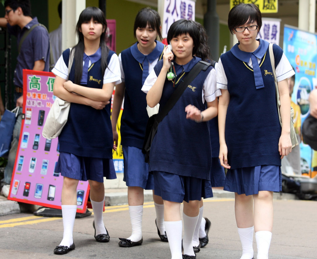 福州学校两套校服880元 中日韩港台校服对比照