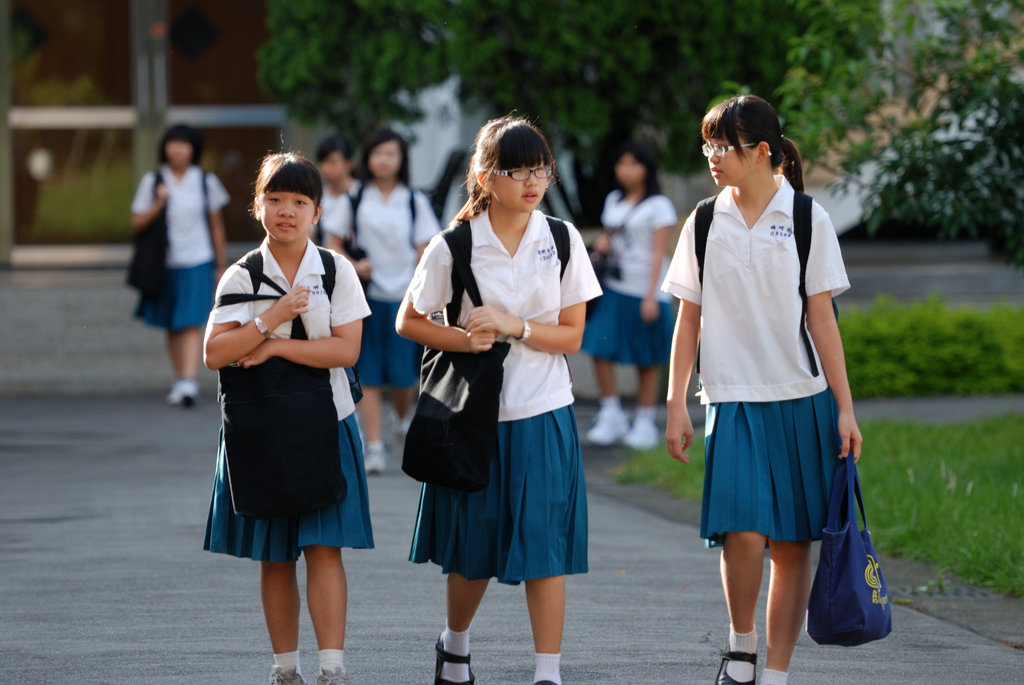 福州学校两套校服880元 中日韩港台校服对比照